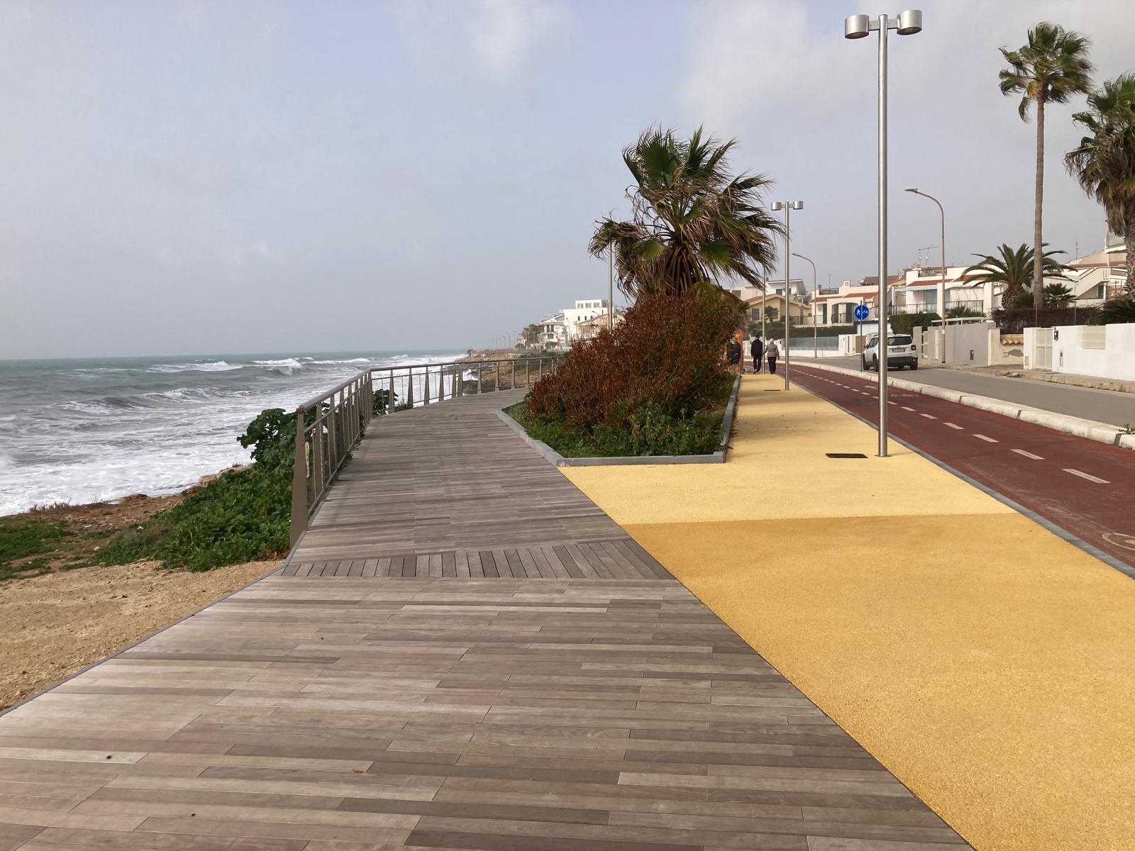 Pista Ciclabile costiera a Marina di Ragusa Coastal cycle path in Marina di Ragusa